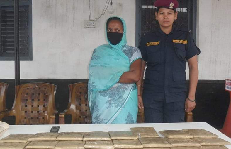 ४ हजारको लोभले आमाछोरी परे प्रहरीको फन्दामा