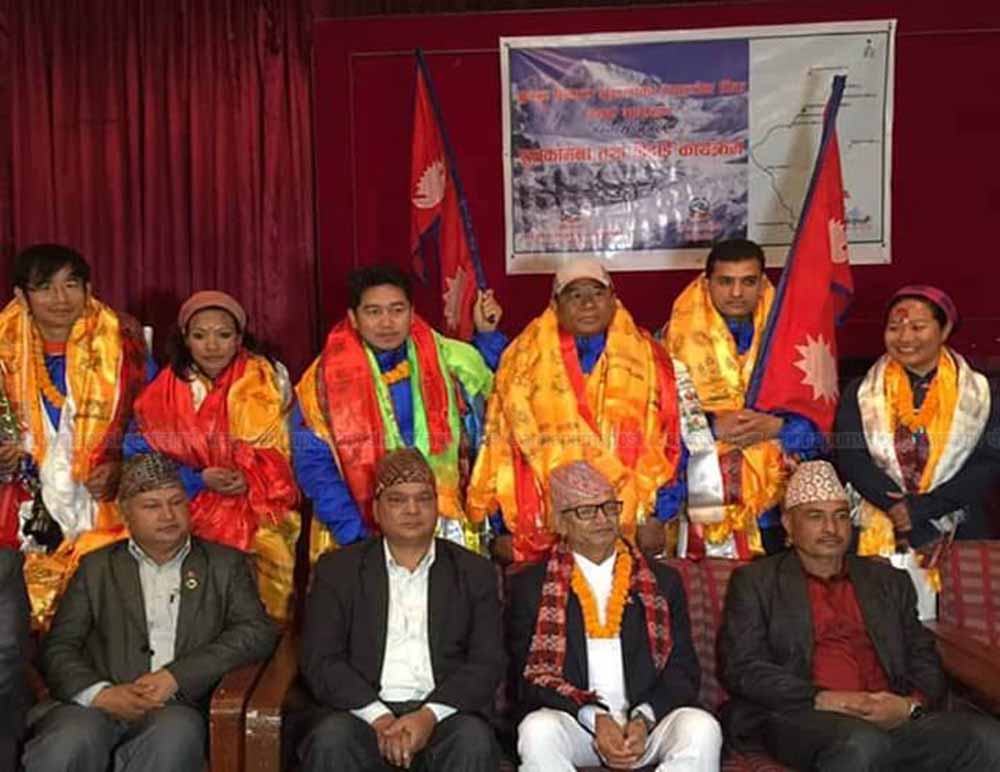 सरकारी पैसामा हिमाल चढ्न निस्कियो नेकपाको जम्बो टोली