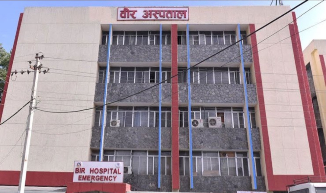 डाक्टरहरुको आन्दोलन वीर अस्पतालमा प्रहरी लगाएर ओपीडी टिकट बाँडियो तर डाक्टर भन्छन्, ‘उपचार गर्दैैनौँ’