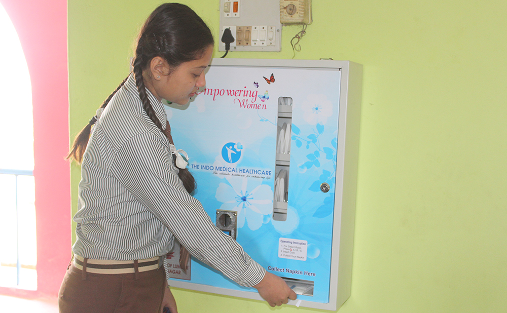 बिद्यालयमै स्यानिटरी प्याड भेन्डिङ्ग मेसिन: एक रुपैयाँ सिक्का हाल्नुस, प्याड लिनुस