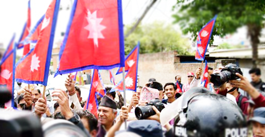 राष्ट्रिय झण्डा गाड्न पुगेका विवेकशील नेपाली दलका नेताकार्यकर्ता  प्रहरीको नियन्त्रणमा