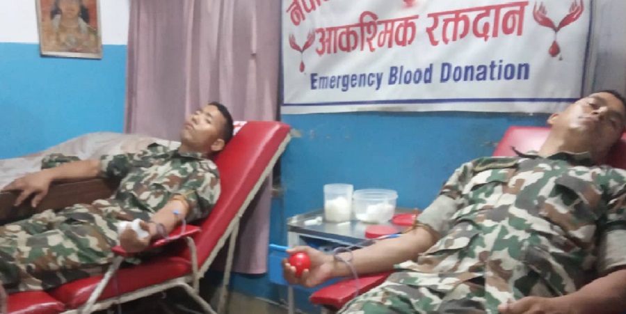 रगत अभाव भएपछि उद्वारमा खटिएका सैनिक तथा प्रहरी रक्तदानमा जुटे