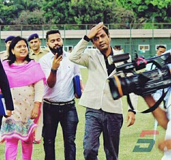 सेल्फीको चक्करमा प्रशंसकले ताने, नवाजुद्दीनको हात भाँच्चियो