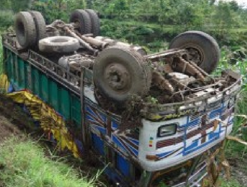ट्रक दुर्घटना हुँदा तीन जनाको मृत्यु