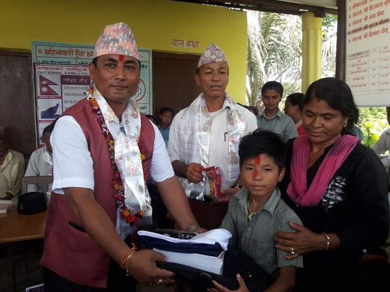सुन्दर श्रेष्ठको सुन्दर कार्य, विद्यार्थीलाई छात्रवृत्ति दिदै