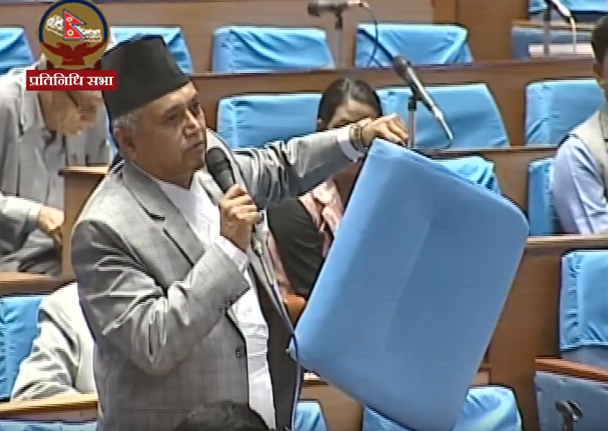 सांसदको गुनासो: कुर्सीबाट लडे, ज्यान जोगाई पाँउ