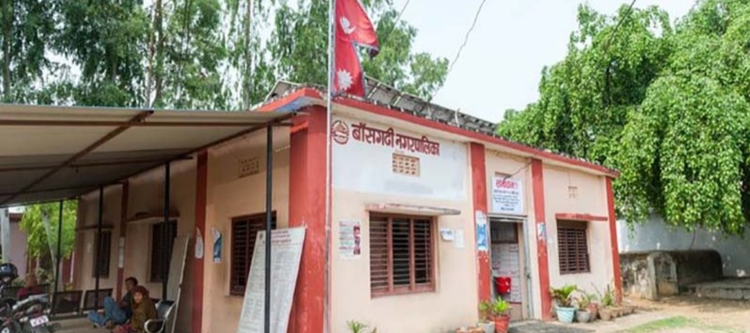 मासिक २३ हजार तलब दिएर उपप्रमुखले आफ्नै पतिलाई दिइन् छोरा हेर्न जागिर