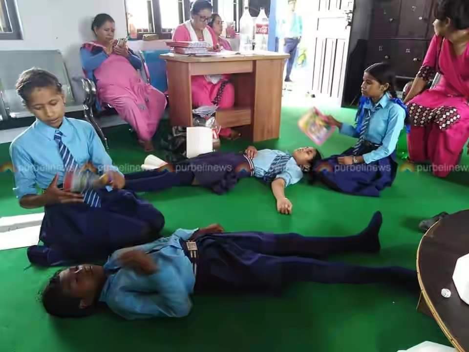 गर्मीले गर्दा विद्यार्थी बेहोस हुदा शिक्षिकाहरु मोबाइल  मै ब्यस्त