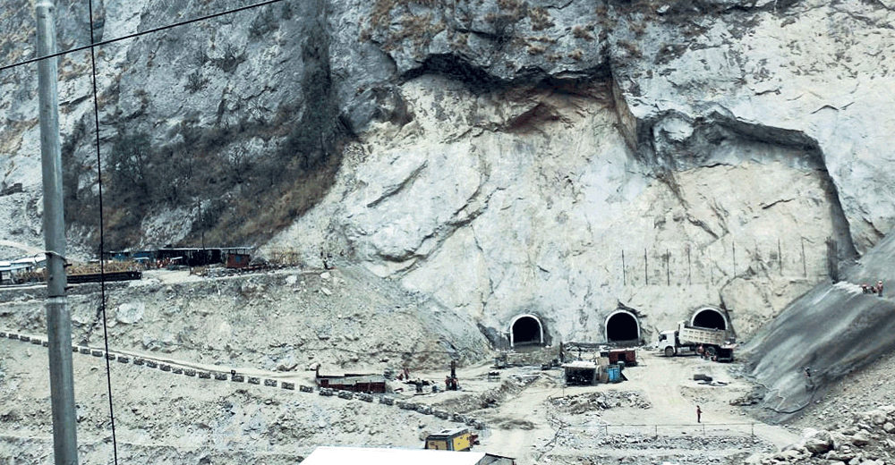 जलविद्युत् आयोजनाको सुरुङको प्रवेश मार्ग पहिरोले पुरिँदा १७ मजदुर थुनिए- OmkarTimes.Com