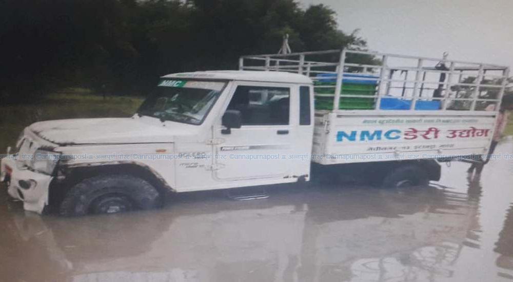 मोरङमा दूध बोकेको गाडीको ठक्करले एकजनाको ज्यान गयो, दुई गम्भीर घाइते