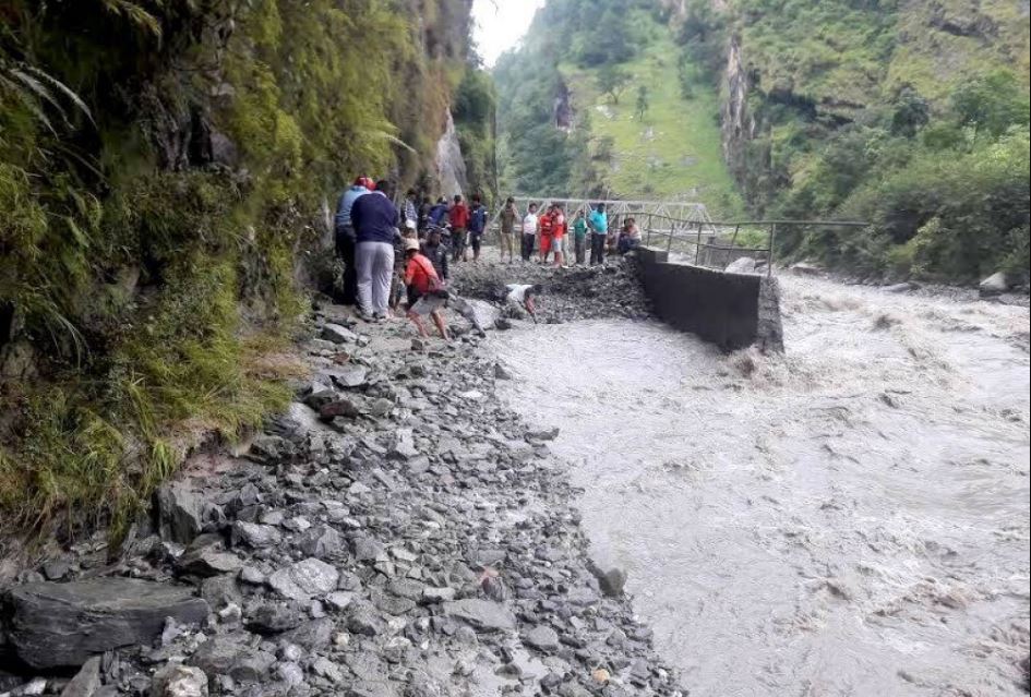 पौडी खेल्ने क्रममा भान्जालाई नदिले बगायो, मामालाई स्थानीयले बचाए