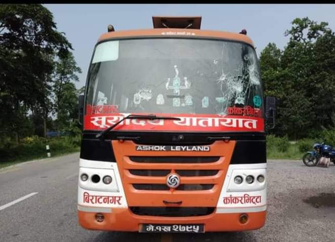आदिवासी-जनजातिद्धारा प्रदेश एक बन्दको आव्हान : झापामा यात्रुबाहक बस तोडफोड
