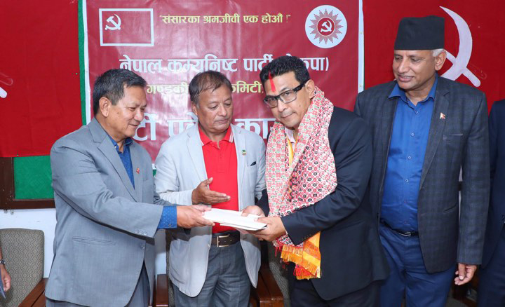 दीपक मनाङे सत्तारुढ नेकपामा प्रवेश, मुख्यमन्त्रीद्वारा स्वागत | OmkarTimes.com
