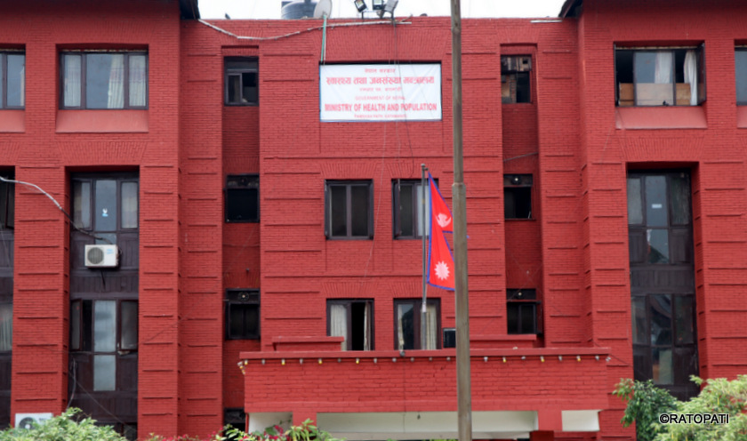 फ्रन्टलाइनमा खटिएका स्वास्थ्यकर्मीको लक्षण नदेखिए कोरोना परीक्षण नहुने