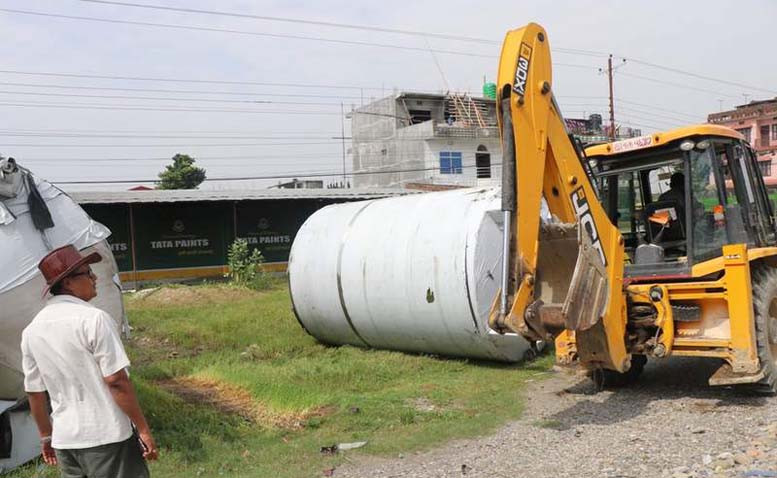 सडक अतिक्रमण गरेर बनाइएका संरचना भत्काउन डोजर लिएर निस्किए इटहरीका मेयर | OmkarTimes.com