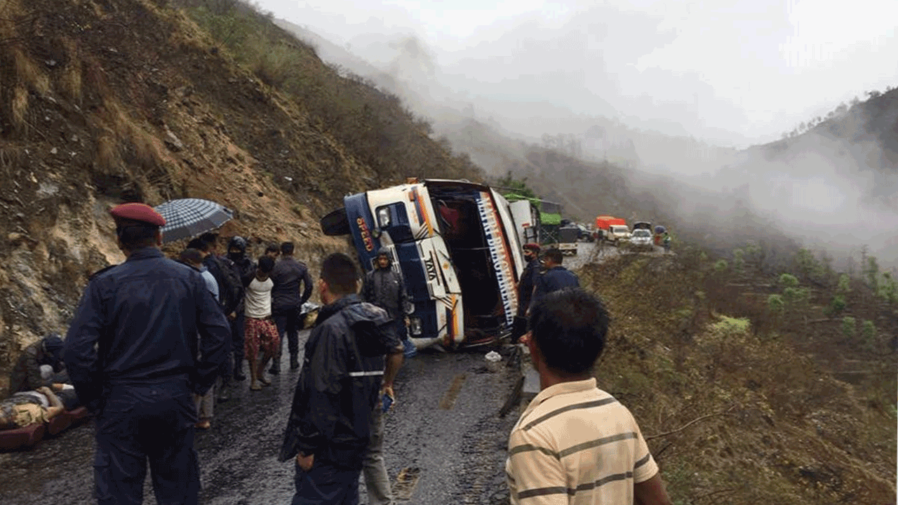 खतरनाक दुर्घटना : ड्राइभर सहित २ जना पुरुष र १ जना महिलाको मृत्यु