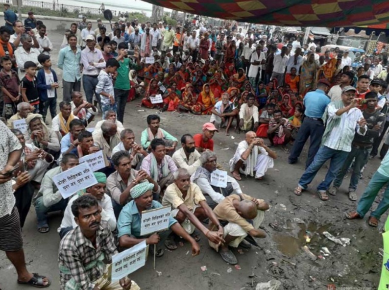 भारतीयले क्षतिपूर्ति दिनुपर्ने माग सहित कोशी ब्यारेजमा अनिश्चित कालिन अान्दोलन