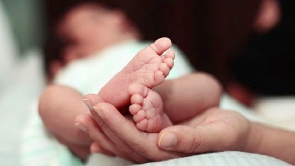 खाल्डोमा पुर्न लगिएको शिशु चल्मलाएपछि अस्पताल फर्काइयो