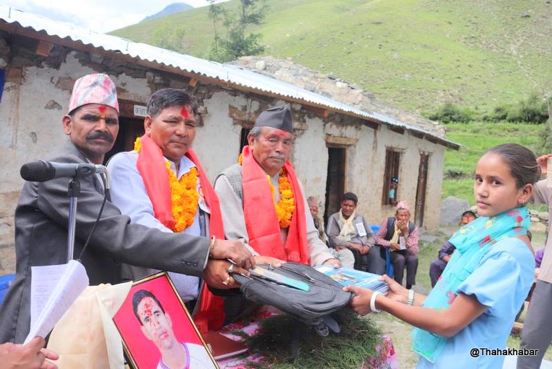 गगन र विश्वप्रकाशले पठाए डोल्पाका विद्यार्थीलाई शैक्षिक सामाग्री
