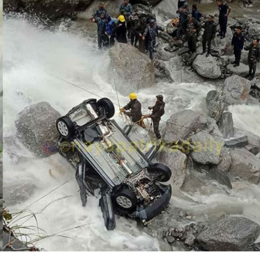 दोलखामा खोलाले बगायो जीप,एकको मृत्यु दुई घाइते