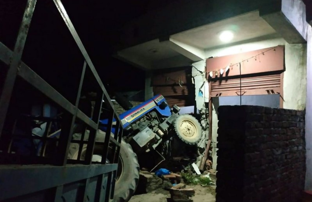 ट्याक्टरले घरभित्रै छिरेर किच्दा एकको मृत्यु