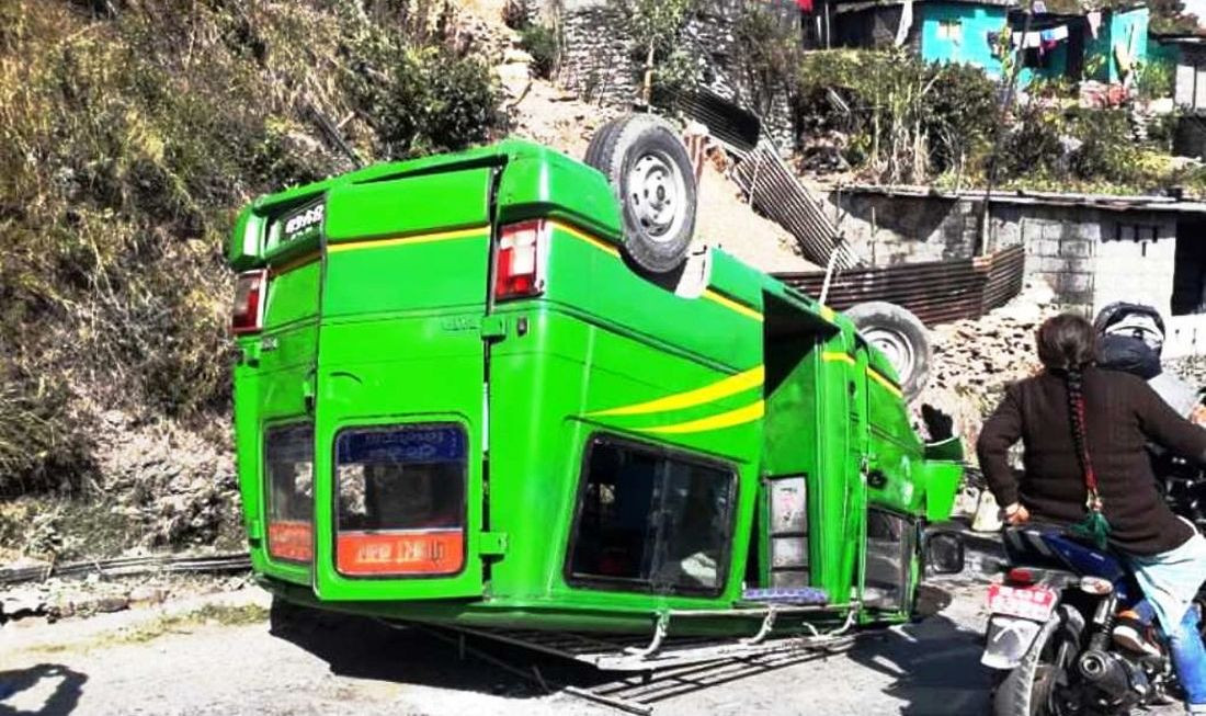 पोखराको सराङकोटमा बस दुर्घटना, १० घाइते