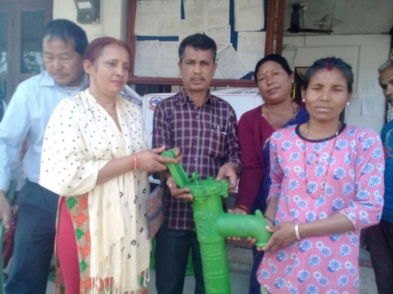 गरिव तथा विपन्न वर्गलाई पानी तान्ने कल वितरण