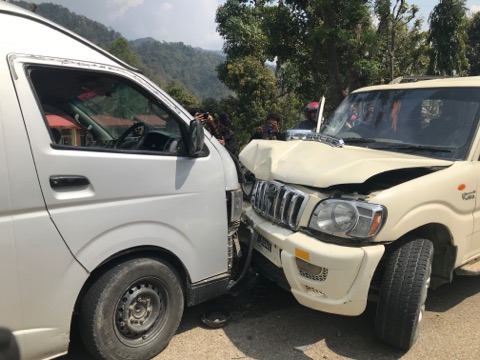 सिन्धुलीमा स्कार्पियो र हाइस एकआपसमा ठोकिएर दुर्घटना
