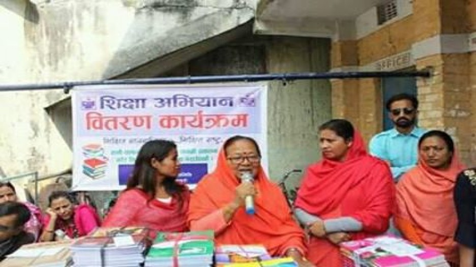 विधालयमा शैक्षिक सामाग्री बितरण