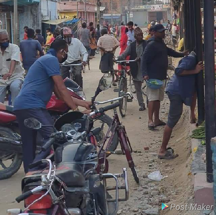 झापाको गौरादहमा लकडाउन फितलो, चिया पसल खचाखच, पसलहरु दिनभर खुल्ला, स्वास्थ्यकर्मीलाइ रेनकोट
