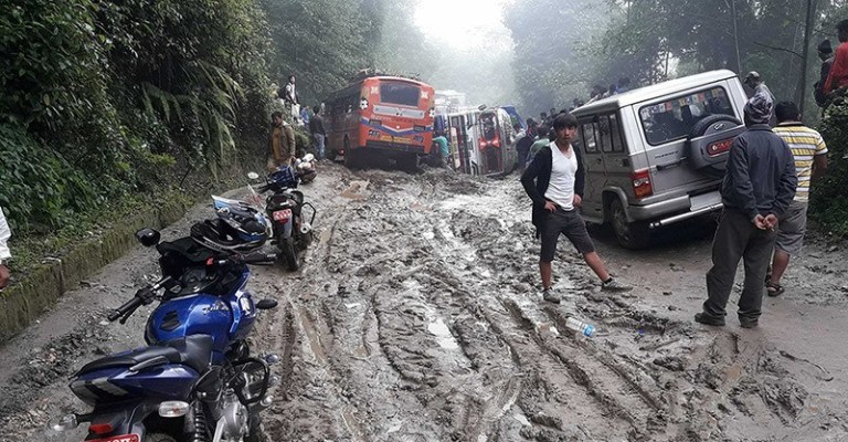 सडक निर्माणमा ढिलाइ हुँदा अनुगमन समितिको चासो