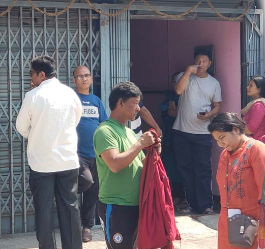 १२ करोड लिएर भागेको भन्दै धरानका सुन पसलेको घर घेराउ