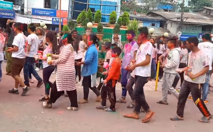 जबरजस्ती रङ्ग दल्ने र लाेला हान्ने ७ महिलासहित ८० जना पक्राउ