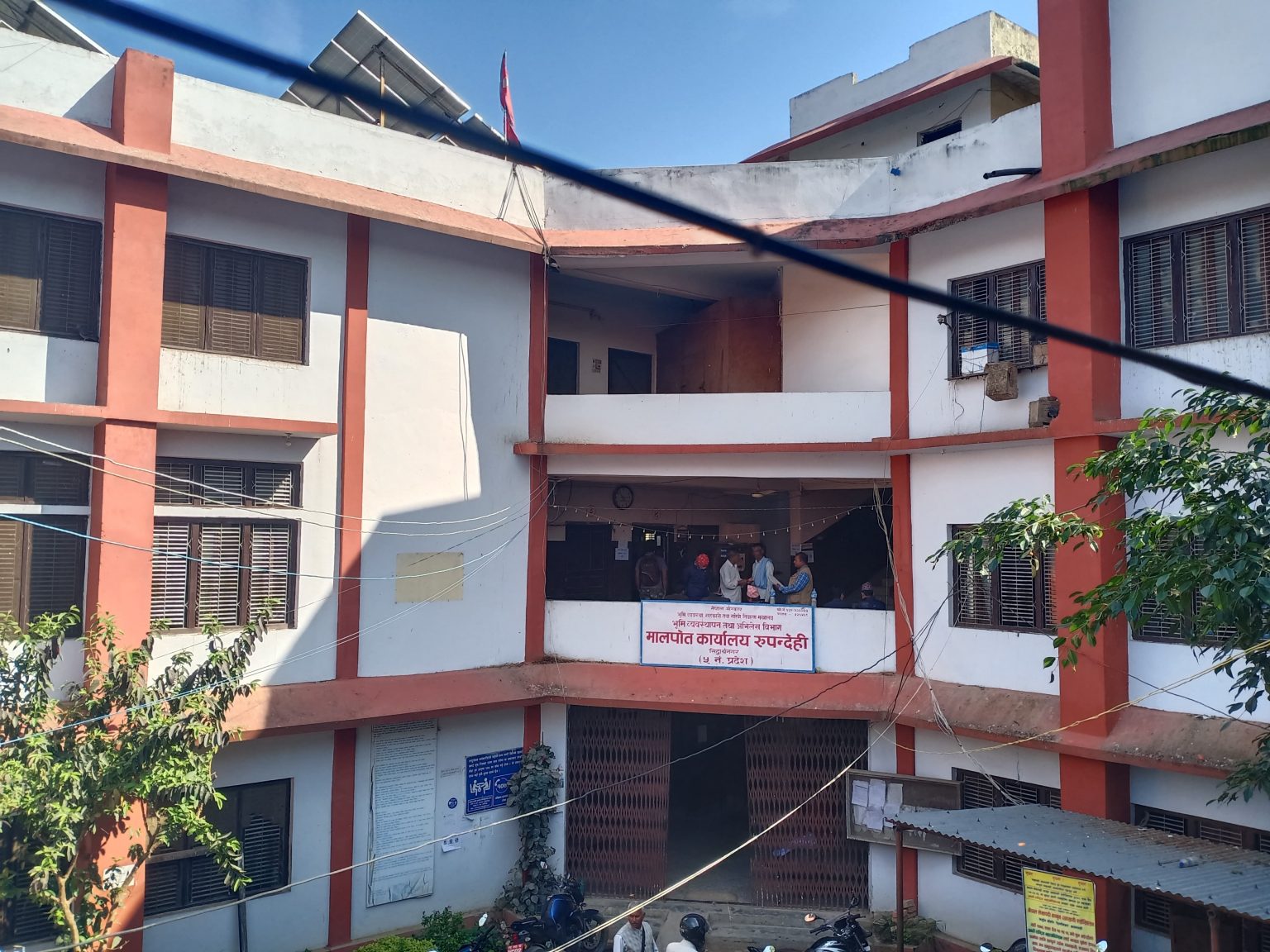 १७ लाख घुसले मालपोतमा तरंग ! अधिकृतहरु बिदामा, सेवाग्राही प्रभावित