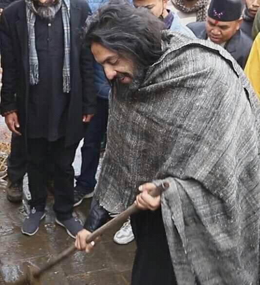 पशुपति परिसरमा झाडु लगाउँदै पूर्वयुवराज पारस