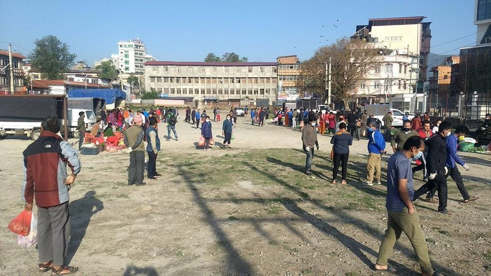तरकारी बजारमा उपभोक्ताको भीड, बढ्यो कोरोना संक्रमणको जोखिम