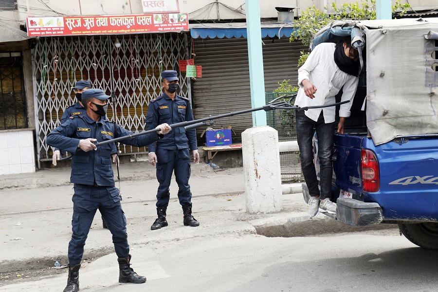 प्रहरीद्वारा लकडाउन उल्लङ्घन गर्ने ३ सय ५० जना ‘होल्ड’
