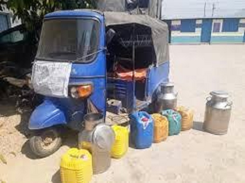 अत्यावश्यक सामान भन्दै मदिरा ढुवानी