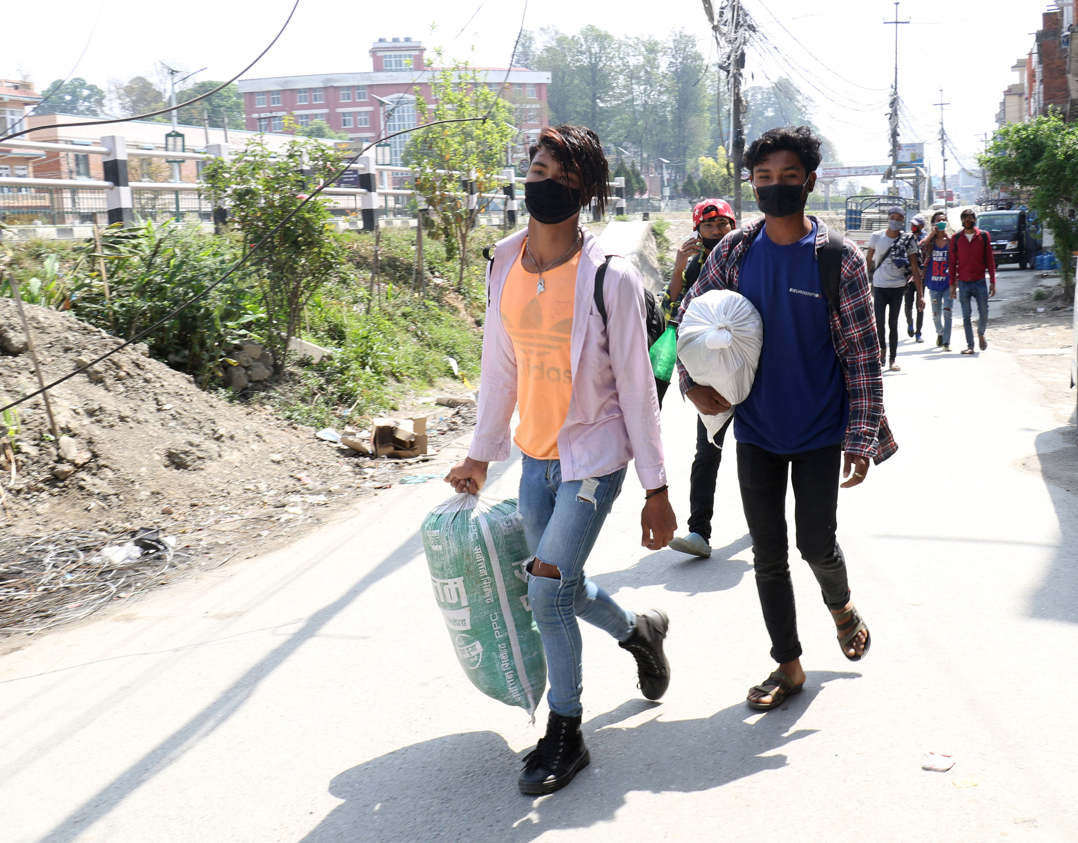 पैदलै घर गइरहेकालाई सरकारले सुरक्षित रुपमा गन्तव्यसम्म पुर्‍याइदेओस् : कांग्रेस
