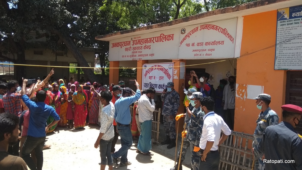 राहतको विषयमा विवाद, प्रहरीद्वारा लाठीचार्ज
