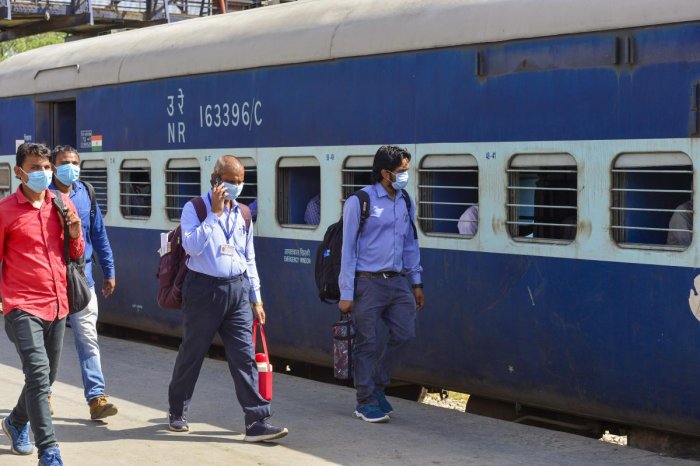 भारतमा रेल चल्यो, नेपालमा त्रास : ‘रेड जोन’मा परेको झापाका बासिन्दा असुरक्षित