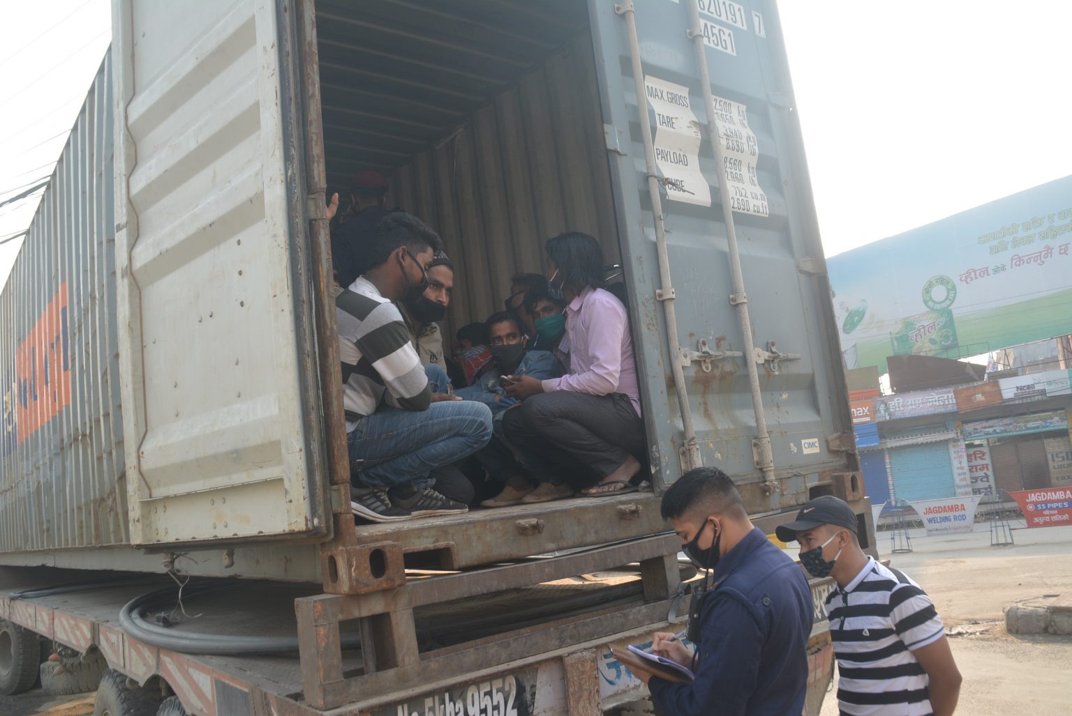 कन्टेनरमा लुकेर आएका ५० भारतीय नागरिक पक्राउ