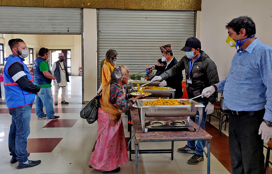 नेपाल मानव धर्म सेवा समिति र पशुपति क्षेत्र विकास कोषद्वारा विपन्न तथा मजदुरलाई निशुल्क भोजन वितरण जारी