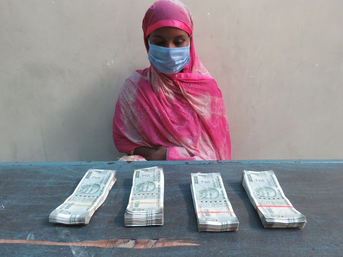 २ लाख भारतिय रुपैयाँ सहित १ महिला पक्राउ
