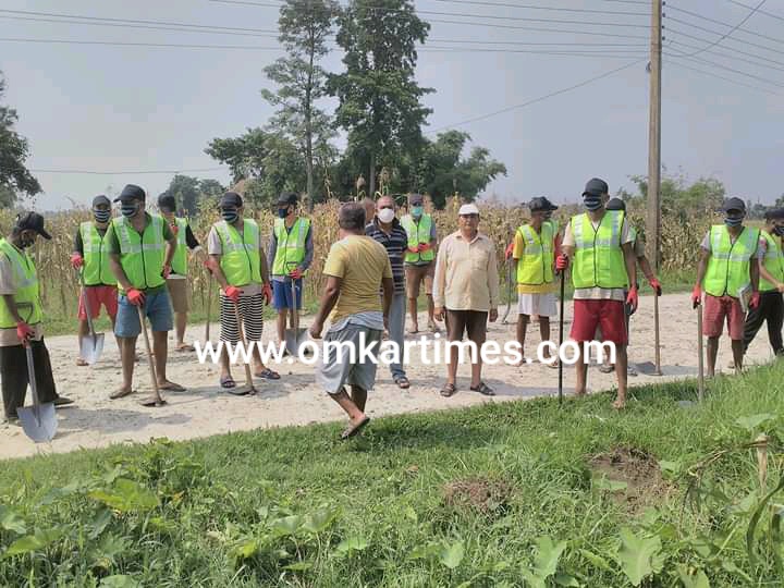 लक डाउनमा गाउँमै युवालाई रोजगारी गाउँकै विकासे काममा युवा, काम गरेको भत्ता पाउँदा झन् गद्गद्