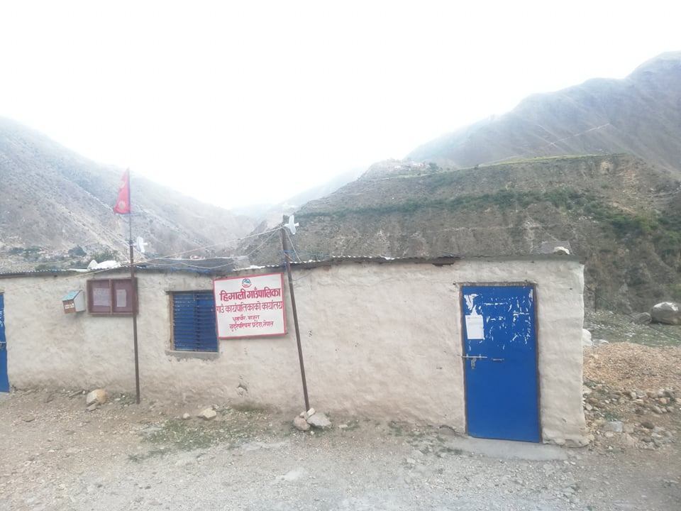 आरडिटी पोजेटिभ देखाएको भन्दै स्वास्थ्यकर्मीमाथि ढुङ्गामुढा