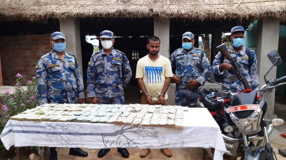 मोटरसाइकलको ट्यांकीबाट २२ लाख रुपैयाँ बरामद