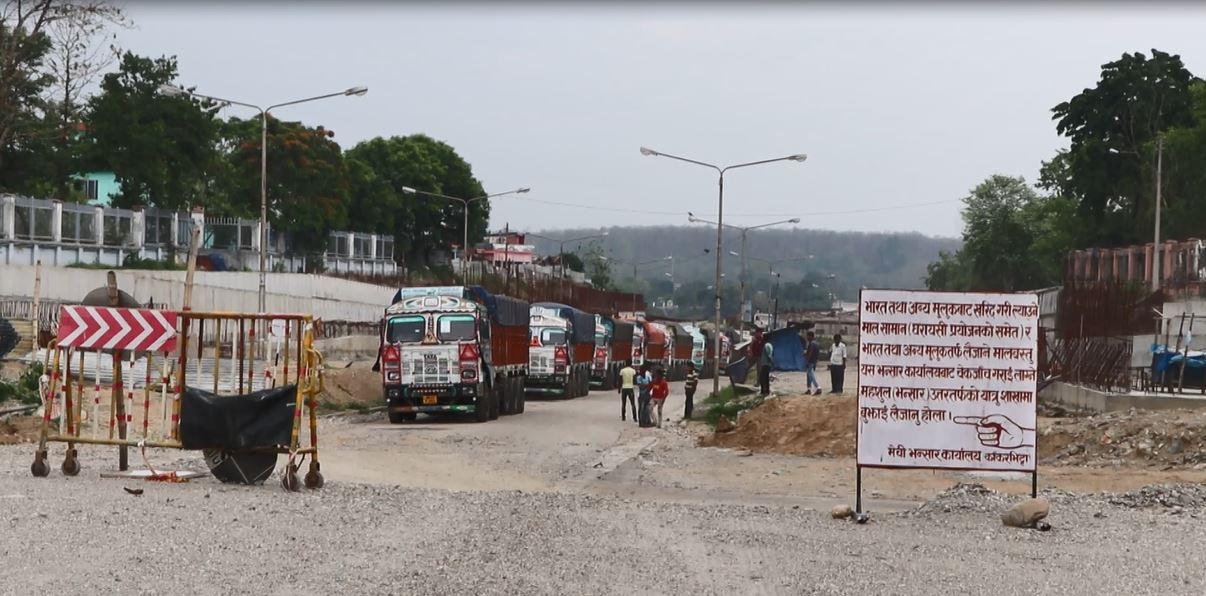 २० ट्रक अलैँची र चिया मेची पुलमा अलपत्र