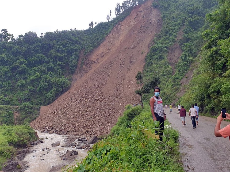 सिद्धार्थ राजमार्गको पहिरोले ट्रक पुर्यो, यातायात ठप्प