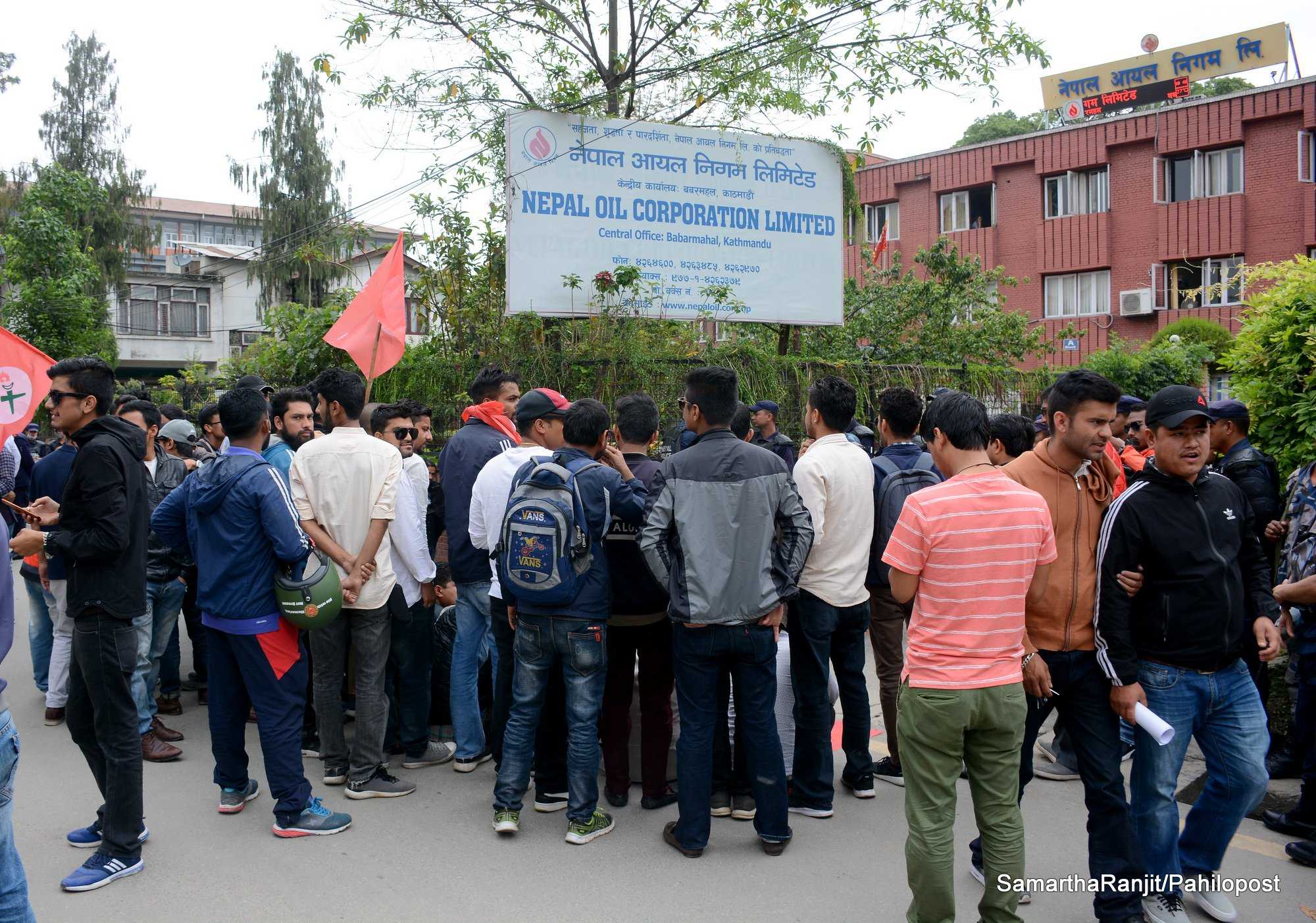 नेपालमा पेट्रोलियम पदार्थ ३ रुपैयाँ सस्तो छः आयल निगम